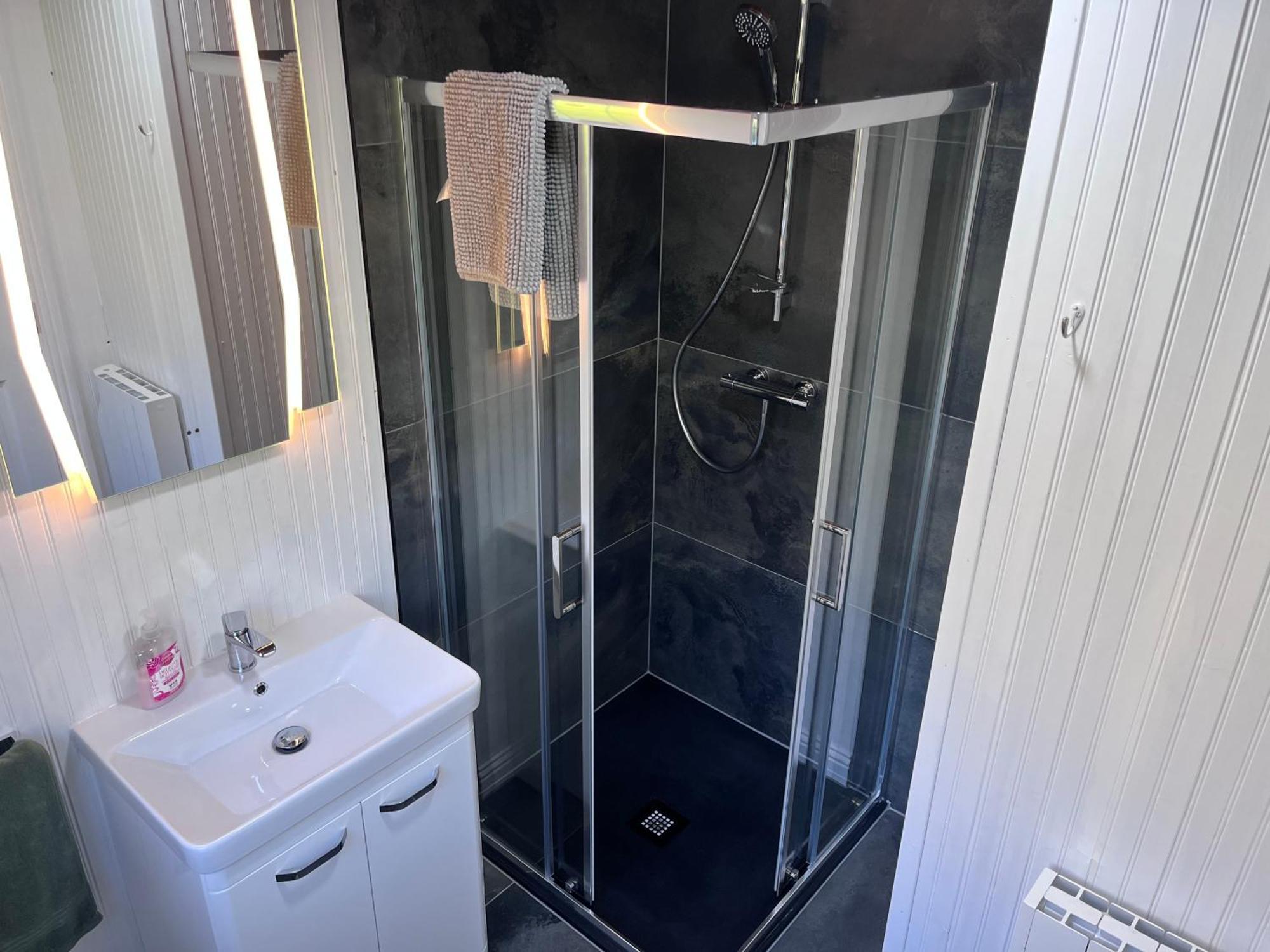 Cosy Lakeside Chalet With Option To Add Private Hot Tub Duneena Luaran gambar